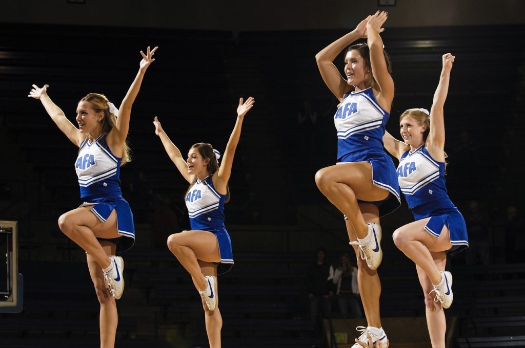  Cheerleaders optræder på en basketballkamp.